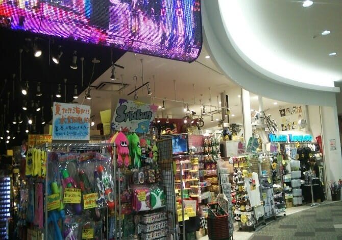 ヴィレッジヴァンガード イオンモール草津店（Village Vanguard  AEON MALL Kusatsu 빌리지 뱅가드 Village Vanguard ）の店舗外観