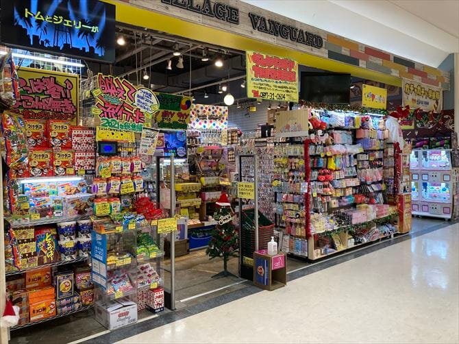 ヴィレッジヴァンガード イオンモール新居浜店（Village Vanguard  AEON MALL Niihama 빌리지 뱅가드 Village Vanguard ）の店舗外観
