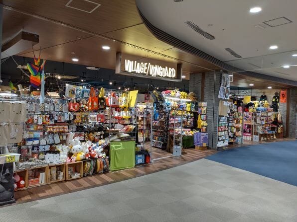 ヴィレッジヴァンガード イオンモール東員店（Village Vanguard  AEON MALL Toin 빌리지 뱅가드 Village Vanguard ）の店舗外観